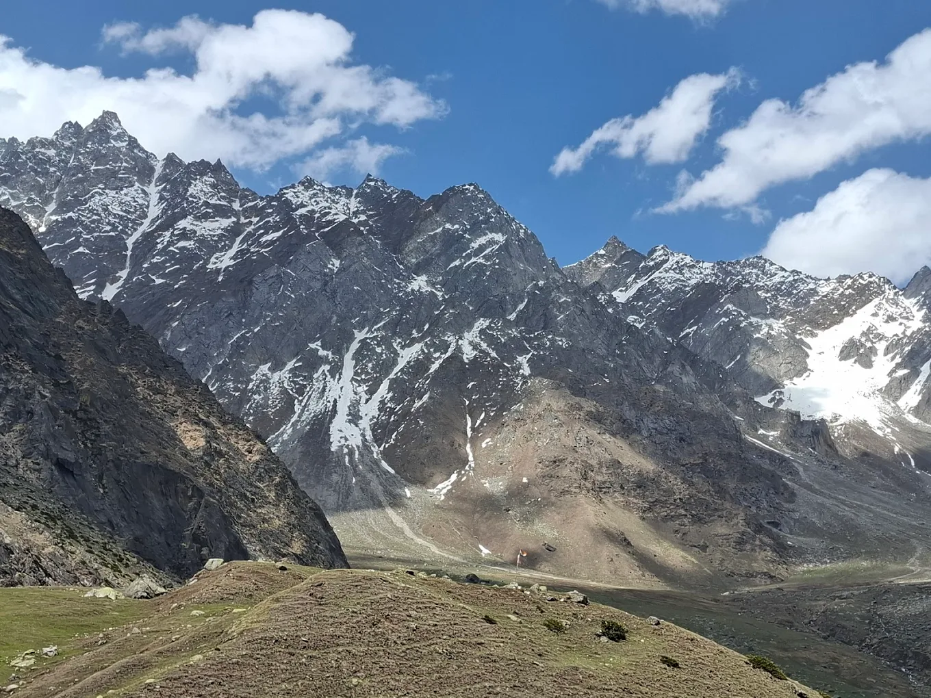 Hikers on the Yulla Kanda trail with snow peaks behind